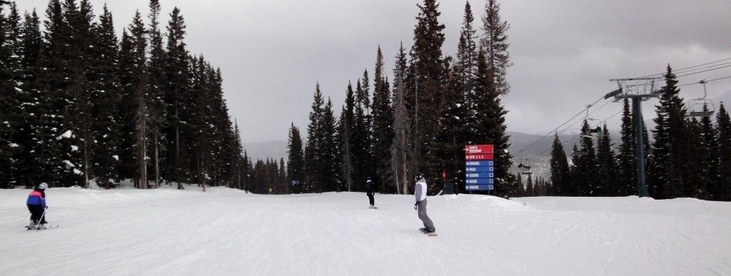 Riesige Auswahl an mittelschweren (in USA blau markierten) Pisten an der Bergstation des Hermosa Park Express Lifts!