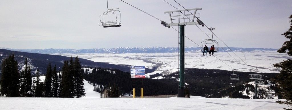 Vom Dreamcatcher Lift führen zahlreiche mittelschwere (in USA blau markierte) Pisten ins Tal. Wer noch etwas unsicher auf Skiern steht, sollte sich eher in der Beginner Area im Tal aufhalten.
