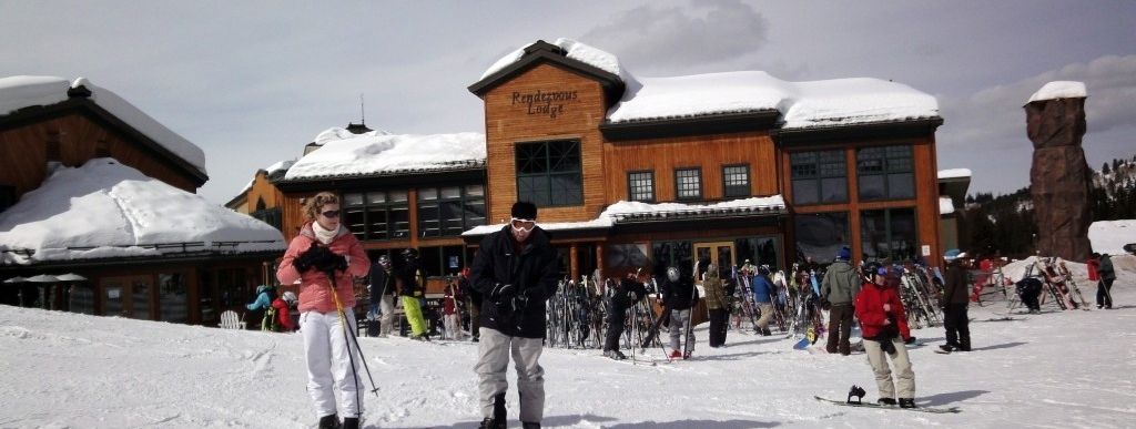 Die Rendezvous Lodge mit schöner Sonnenterrasse an der Talstation des Dreamcatcher Lifts!