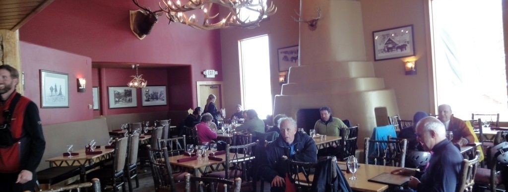 Gehobenes Ambiente und offener Kamin in der Rendezvous Lodge!