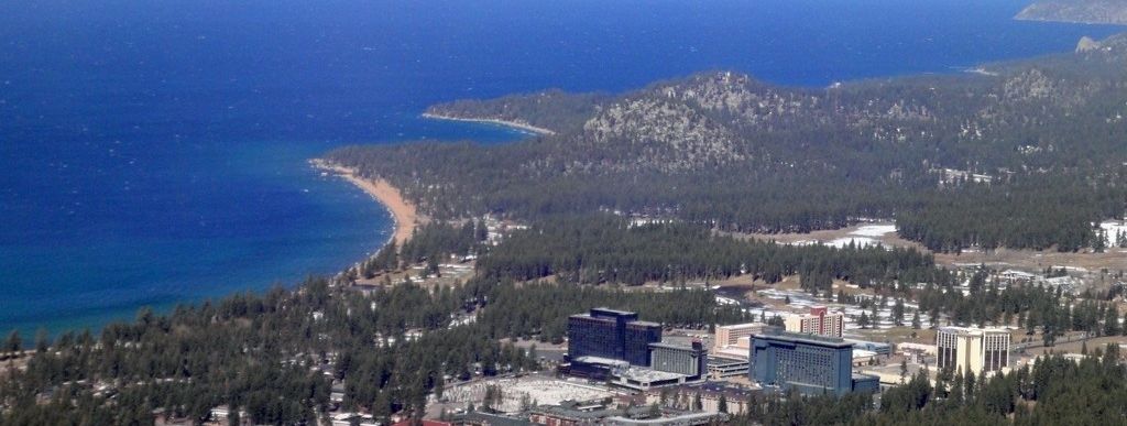 Schön zu erkennen ist die Staatsgrenze, die direkt durch South Lake Tahoe läuft. Auf kalifornischer Seite gibt es viele gemütlich Bars und Restaurants, während in Nevada große Casinos das Ortsbild prä