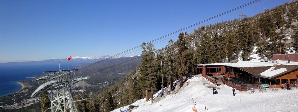 Die Lakeview Lodge an der Bergstation der Aerial Tramway bietet den Gästen eine Sonnenterrasse mit traumhaftem Ausblick auf den Lake Tahoe.