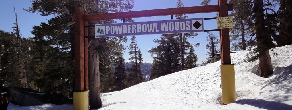Eingang zu den Powderbowl Woods! Dahinter verbergen sich einige schöne Waldabfahrten.