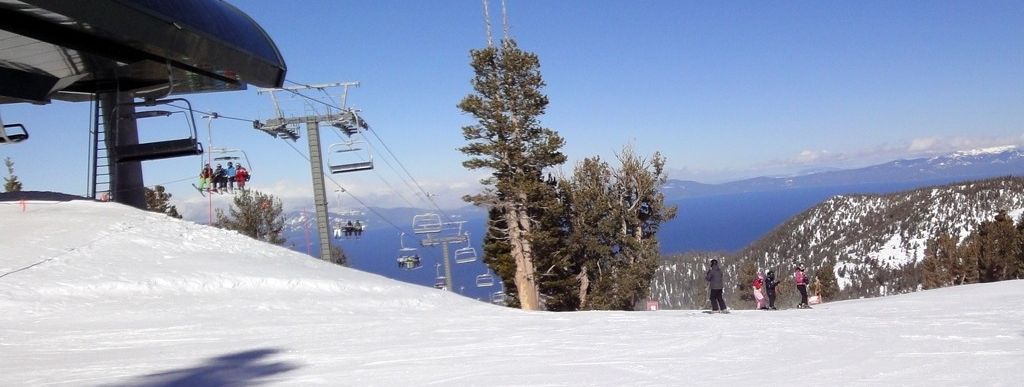 Blick auf den Gunbarrel Express Lift mit Lake Tahoe im Hintergrund!