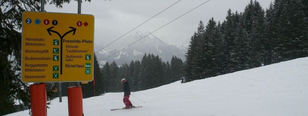 Wegweiser zur Freeride-Piste (Ski- und Boardercross 5 sowie Variante Laubbrunnen 11)!