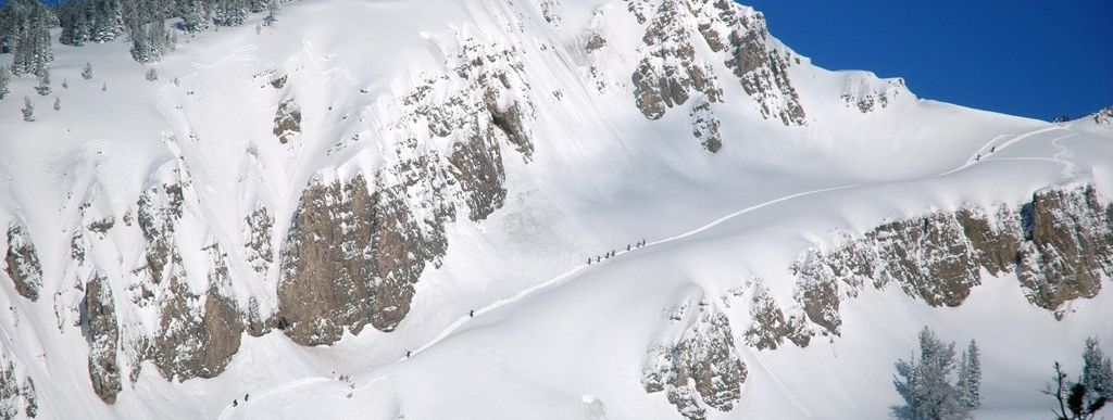 Aufstieg zu einer der zahlreichen Backcountry Abfahrten abseits der präparierten Pisten! Photographer: Colin Meadows/JHMR