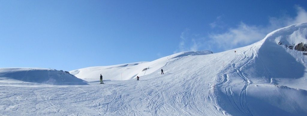 Oberer Teil der kurzen blauen Abfahrt von der Bergstation zum Sesselift!