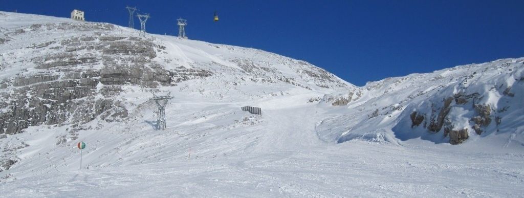 Blick auf die blaue Piste unter der Dachstein Krippensteinbahn III!