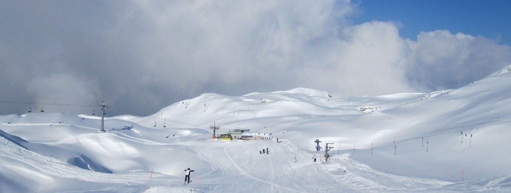 Übungslift unterhalb der Bergstation mit kleinem Jump + Rail.