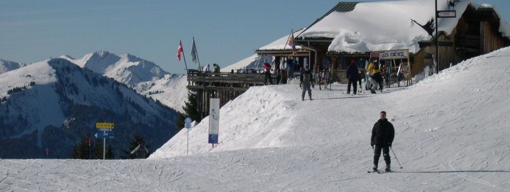 Nach der Brotzeit geht es wieder auf die Piste: Après Ski Hütte auf der Abfahrt von Avoriaz nach Morzine!