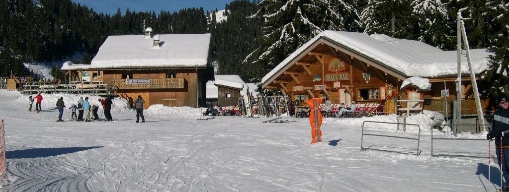 Untypisch für Frankreich: Überall finden sich schöne Après-Ski Hütten (hier zwischen Les Gets und Morzine)!