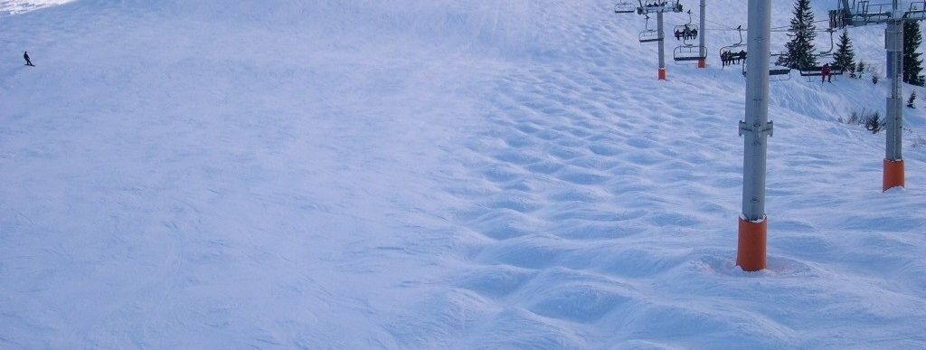 Buckelpisten en Mass, wie hier unterhalb der Télécabine du Mont Chéry!