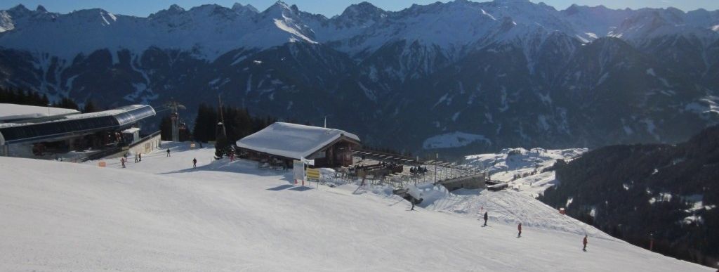 Hütte an der Mittelstation der Schönjochbahn
