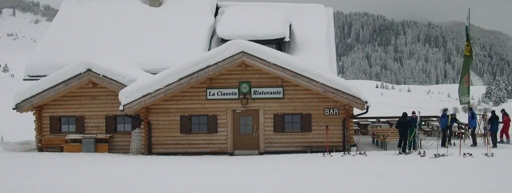 Not only on the mountain is food and drink great. The nightlife and Après Ski possibilities down at the base stations in Corvara, S. Cassiano and La Villa are excellent as well!