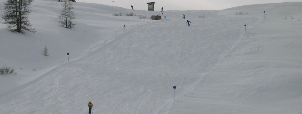 Blue marked slope No.9: most of the slopes in Alta Badia are very broad, so both skiers and snowboarders have enough room.