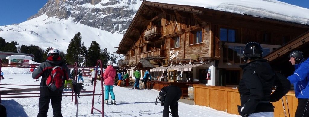 Piz Seteuer mountain hut with view onto the Langkofel and the Sella mountain group