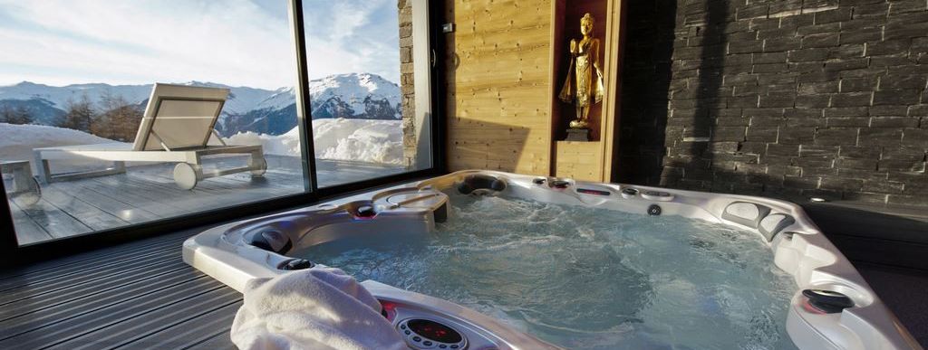 Wer würde es sich nicht gerne in diesem Whirlpool im Chalet Mont Soleil bei bester Aussicht gemütlich machen...