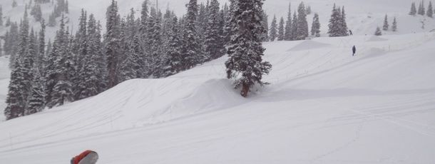 Die Kicker im Treeline Terrainpark oberhalb der Black Mountain Lodge!