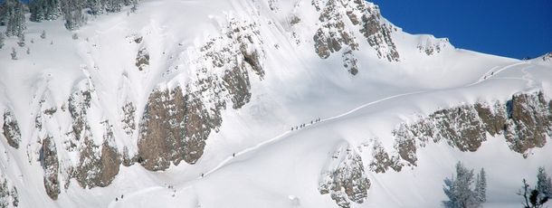 Aufstieg zu einer der zahlreichen Backcountry Abfahrten abseits der präparierten Pisten!