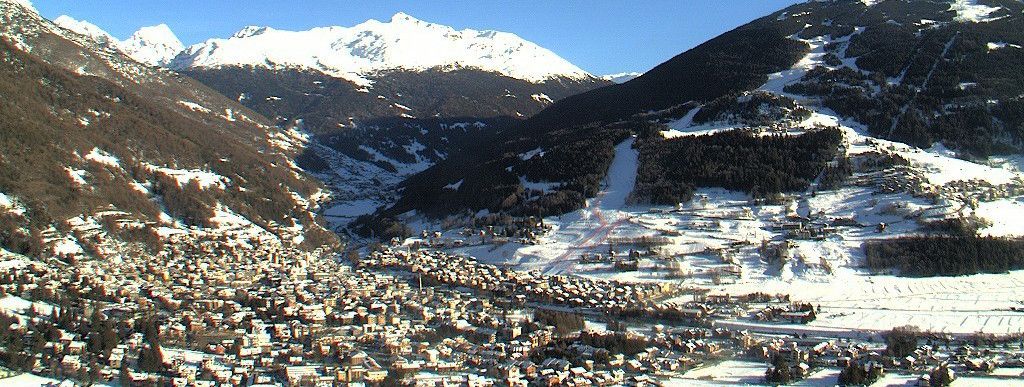 Die Pista Stelvio endet direkt am Ortsrand von Bormio, wie man gut auf dieser Webcam erkennen kann.