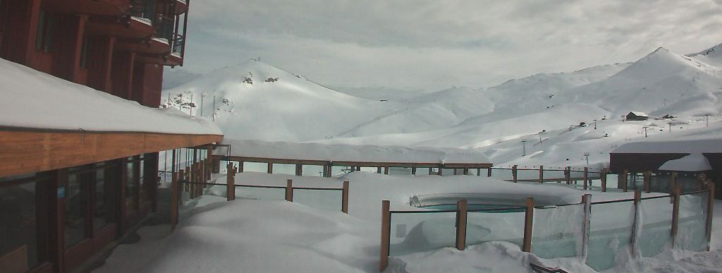 Webcam in Valle Nevado: Deeply snow-covered but without visitors.