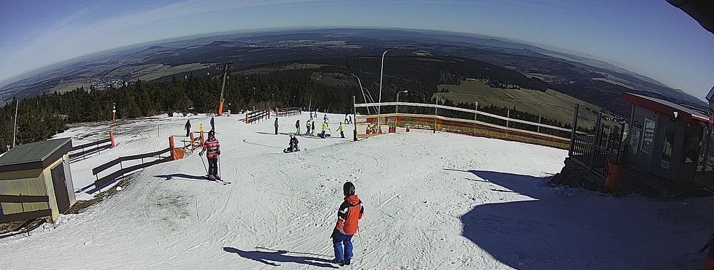 Grün im Tal, weiß nur auf den Pisten: Das Wetter stellte auch die Betreiber am Fichtelberg vor eine große Herausforderung.