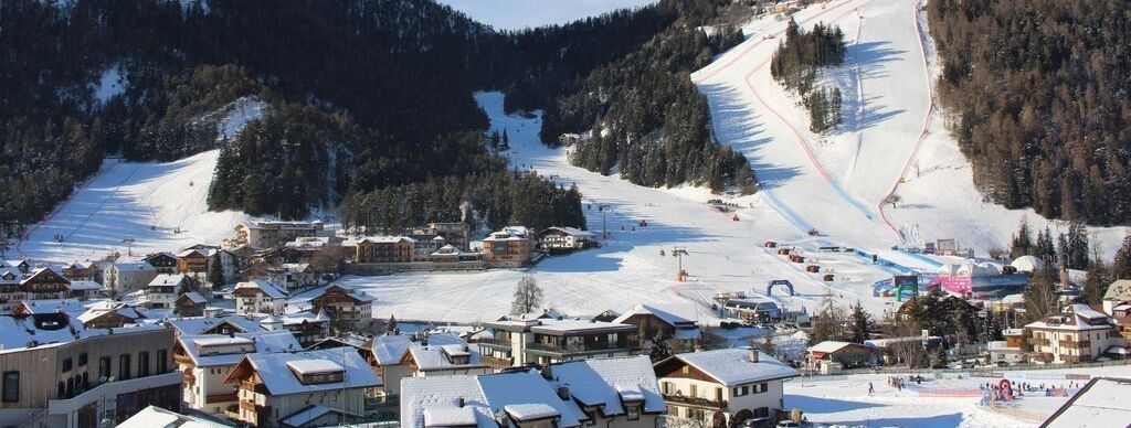 Die Weltcupstrecke am Kronplatz endet im Ort St. Vigil.