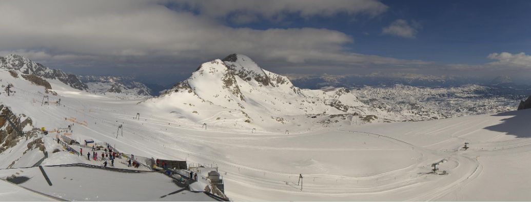 Noch scheint die Sonne, aber die Wolken kommen: Am Dachstein sollen am Wochenende über 50 Zentimeter Neuschnee fallen. (Webcam-Bild vom 17. März)