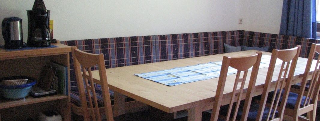 Essbereich mit Massivholztisch