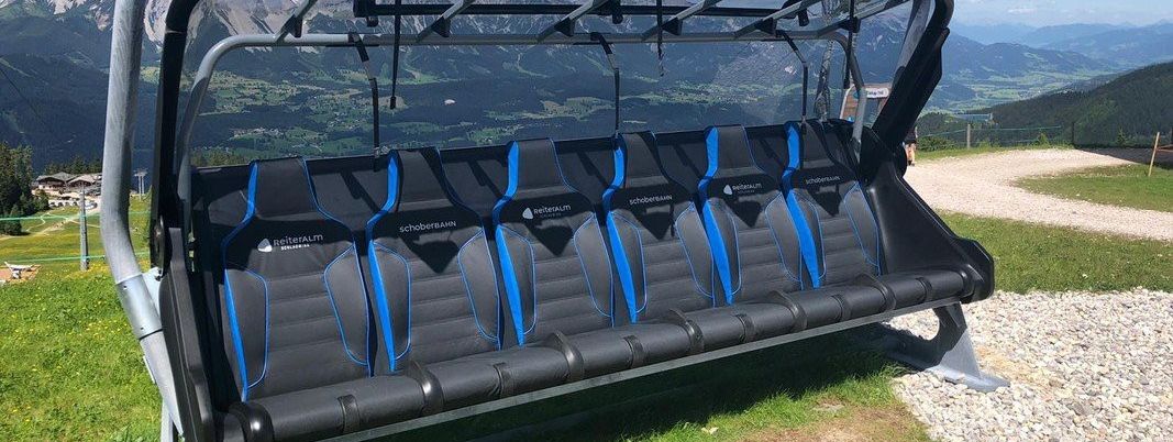 Die Sommergäste auf der Reiteralm können in einem der neuen Sessel bereits Probesitzen.