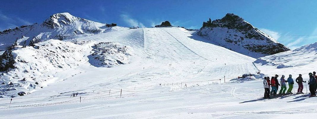 Gute Pistenbedingungen herrschen nach dem Neuschnee jetzt auch wieder im Ganzjahresskigebiet am Hintertuxer Gletscher.