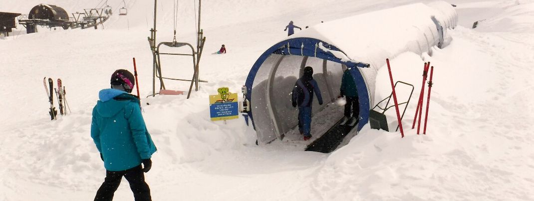 Im Kinderpark nahe der Hikage Station gibt es einen bequemen Zauberteppich.