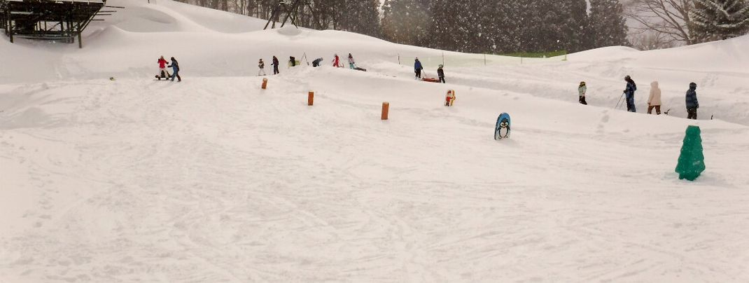Im Kinderpark an der Hikage Station lernen kleine Pistenflöhe das Skifahren.