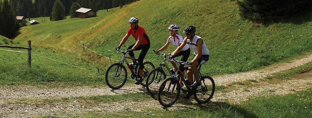 Im Sommer bieten sich die Dolomiten hervorragend zum Radfahren und Wandern an.