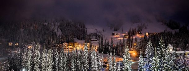 Großartig für Klein und Groß: Eislaufen im Tal des Skigebiets nach einem anstrengenden Tag auf Skiern.