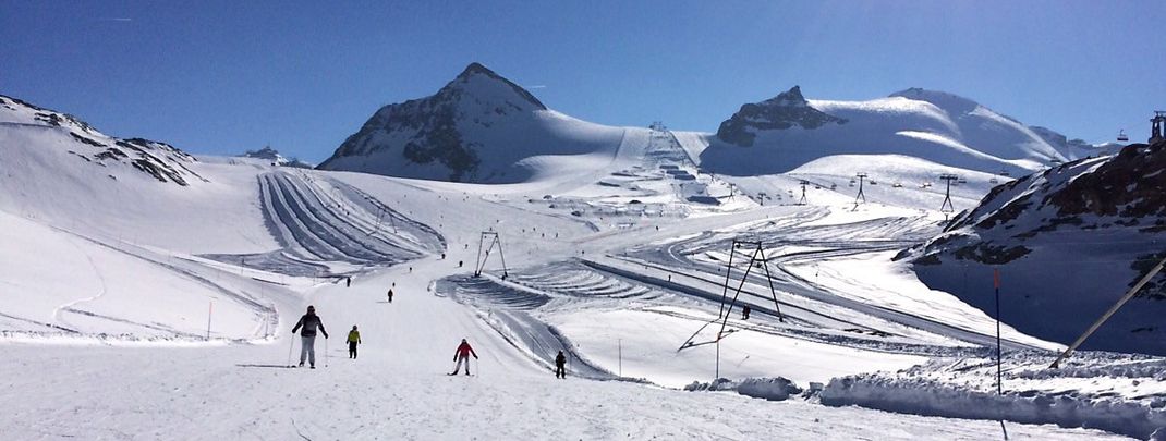 Die Pisten am Theodulgletscher sind sowohl von Schweizer als auch von italienischer Seite aus erreichbar und das ganze Jahr über geöffnet.