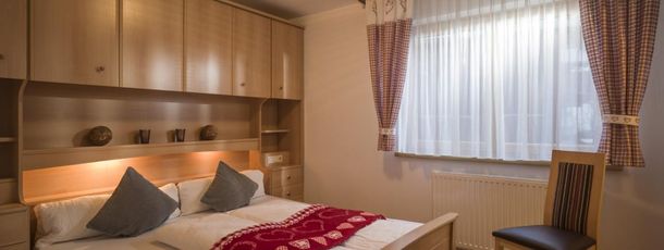 Schlafzimmer mit Dusche/ WC