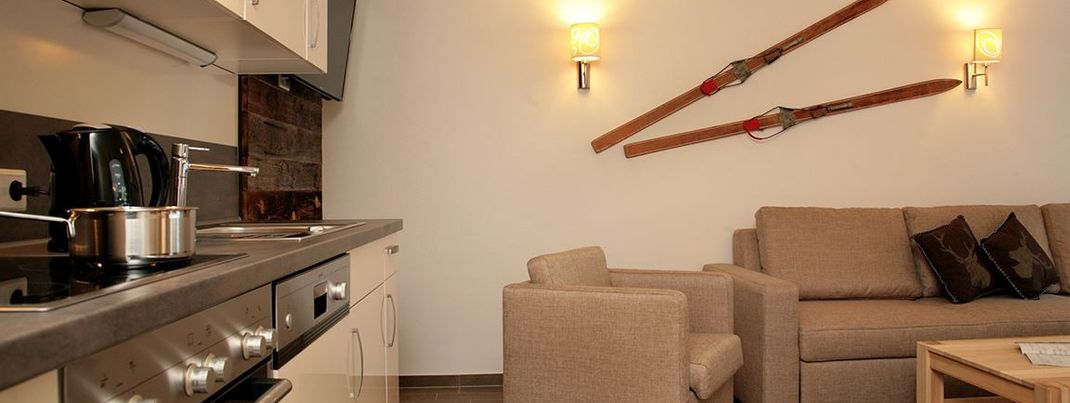 Moderne Einrichtung und nostalgische Holzski in der Residence Kristall.