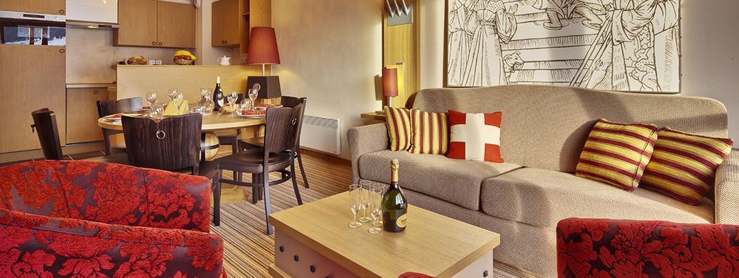 Viel Holz und erdige Farben verleihen der Résidence Prestige Odalys Edenarc eine warme Ausstrahlung.