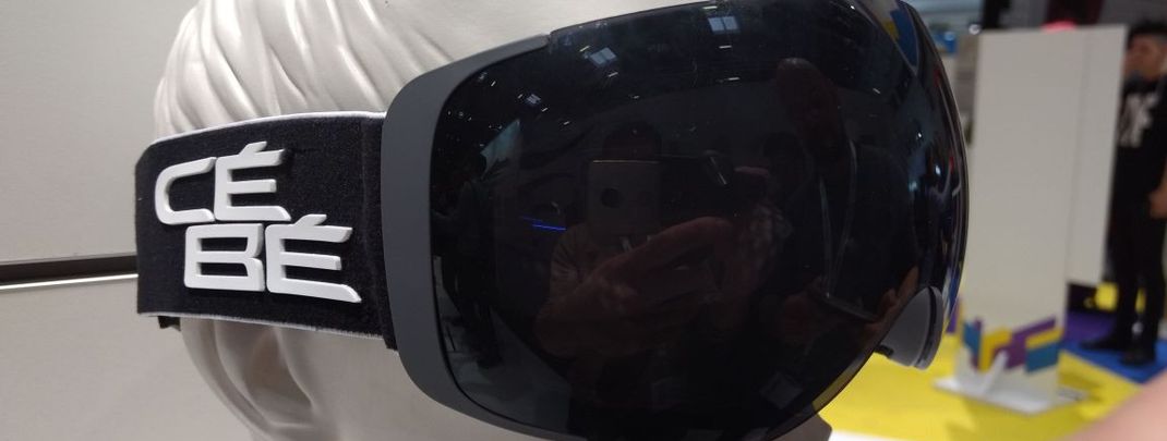 Die Skibrille EXO OTG von Cébé revolutioniert das Tragen von optischen Brillen unter der Skibrille. Die Magnetscheibe lässt sich zum Aufsetzen abnehmen.