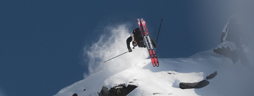 Spektakuläre Sprünge in freiem Gelände werden beim olympischen Freeriden 2030 zu sehen sein.