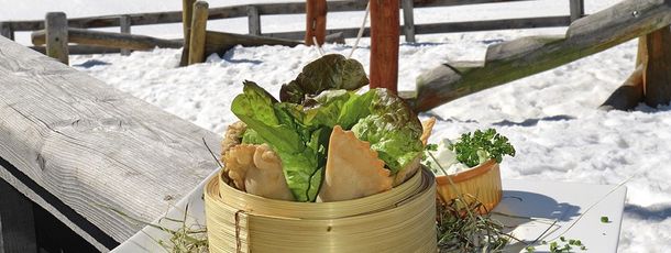 Unterhalb der Venet Gipfelhütte empfängt Sie die Zammer Alm mit lokalen Köstlichkeiten!