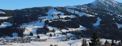 Der Einstieg ins Skigebiet der Grüntenlifte befindet sich in Kranzegg.