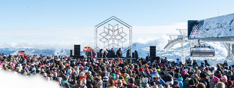 With bluebird skies, Rave on Snow in the Skicircus is even more fun.