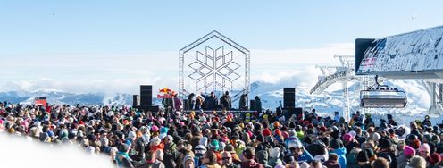 With bluebird skies, Rave on Snow in the Skicircus is even more fun.
