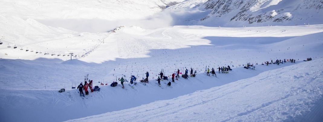 Trainingsgruppen sind im Herbst schon immer zahlreich am Schnalstaler Gletscher zu Gast. Ab Sonntag dürfen allerdings nur noch Athleten dort trainieren, die noch im laufenden Jahr an Wettkämpfen teilnehmen.