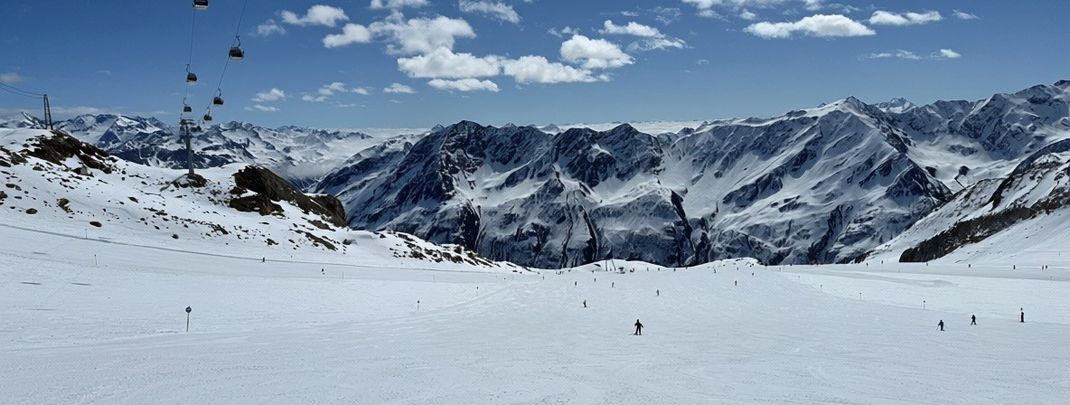 Mit zwei Gletschern im Skigebiet gehört Sölden zu den schneesichersten Skigebieten in den Alpen. Bis Anfang Mai kann man hier mit Garantie Skifahren.