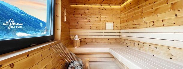 Outdoor Sauna aus Zirbenholz mit Blick über Hinterglemm und in die Berge