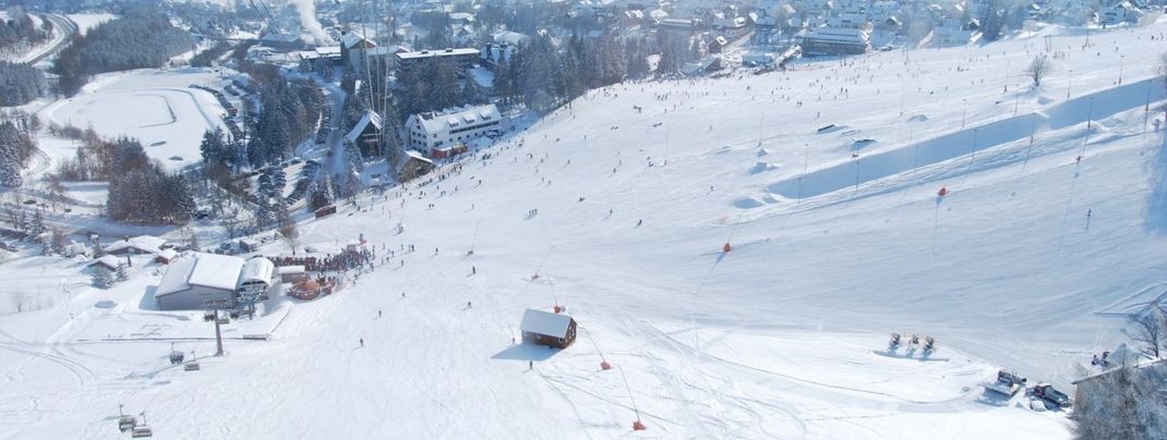 Einen schönen Blick in die Umgebung haben Wintersportler auf den Pisten am Fichtelberg.