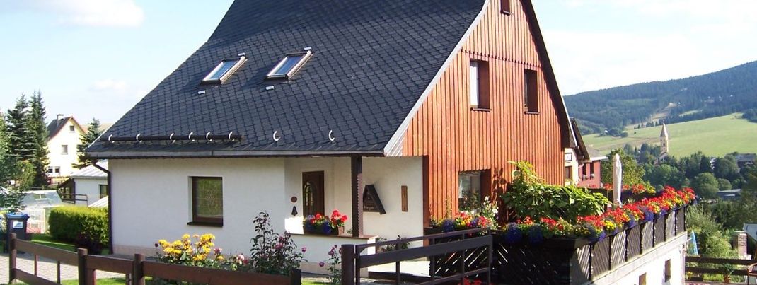 Das Haus mit der Ferienwohnung im Sommer